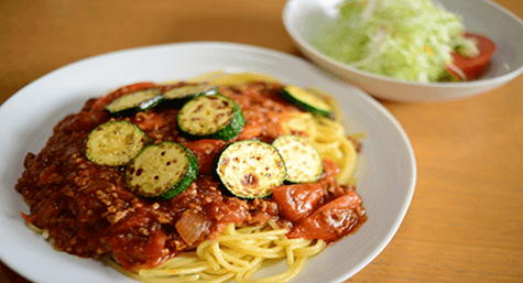 焼きパイナップルのサラダと鶏肉のグリル焼き
ズッキーニやリコッタ・チーズを使った夏野菜のパスタ等